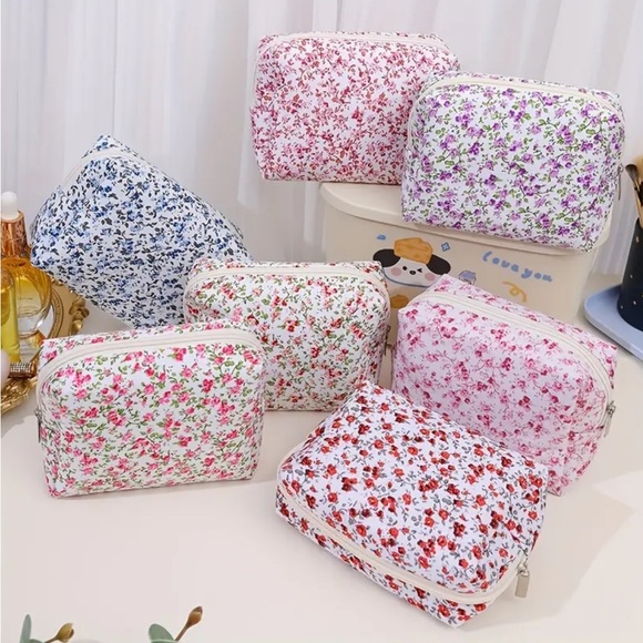 🎄3 for $23🎄 Blue Floral Makeup Bag - Picture 2 of 3